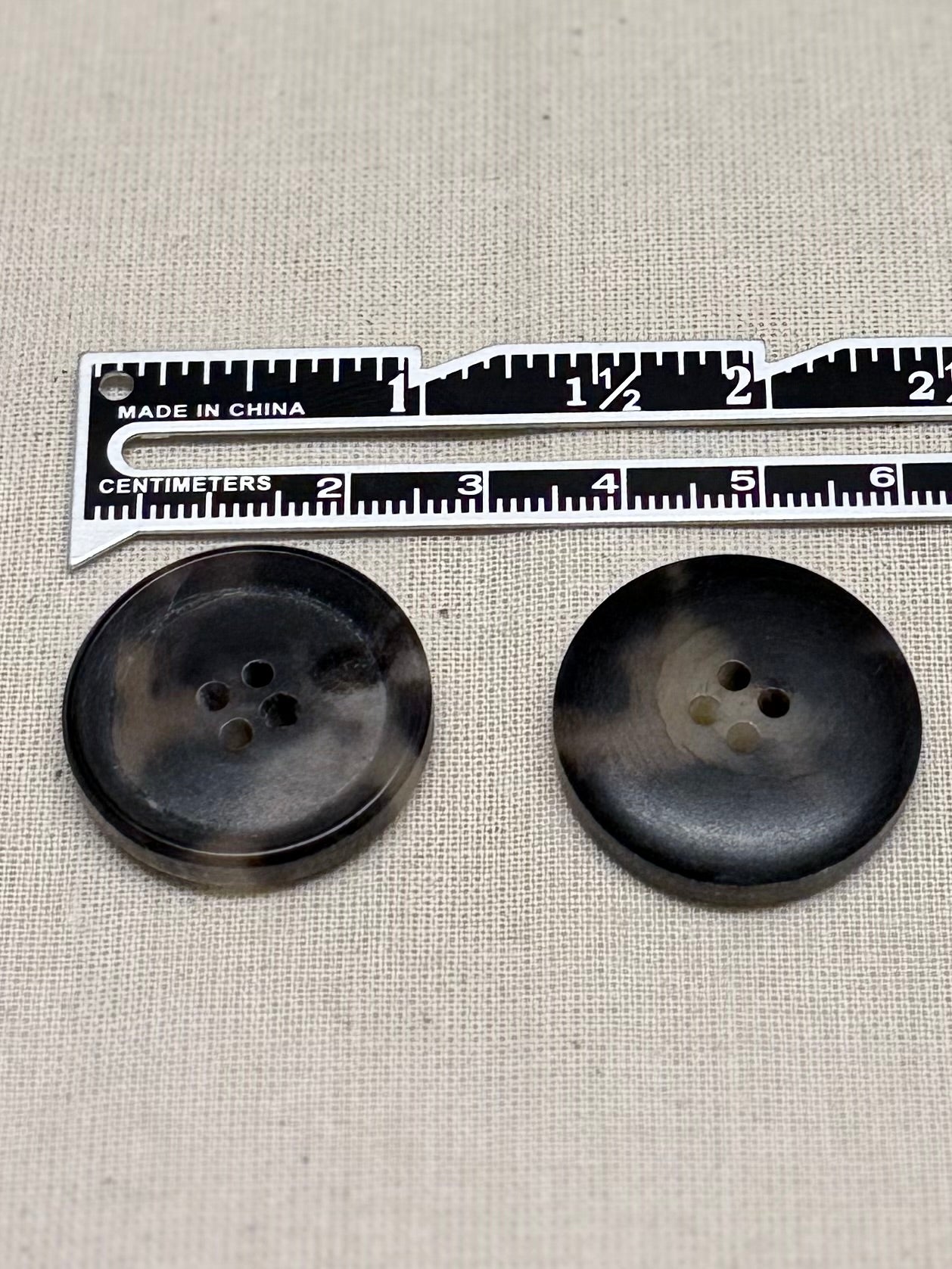Horn Buttons Blond 25mm